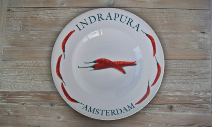 Bord Indrapura restaurant in Amsterdam totaal bedrukking onder glazuur
